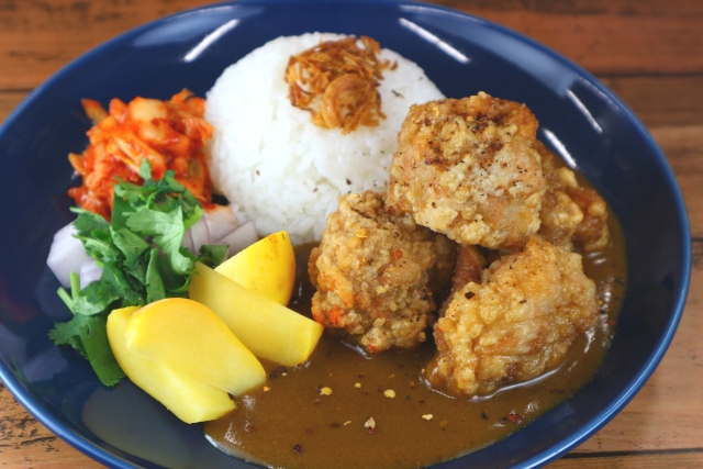 ごま油とスパイス香るからあげカレー